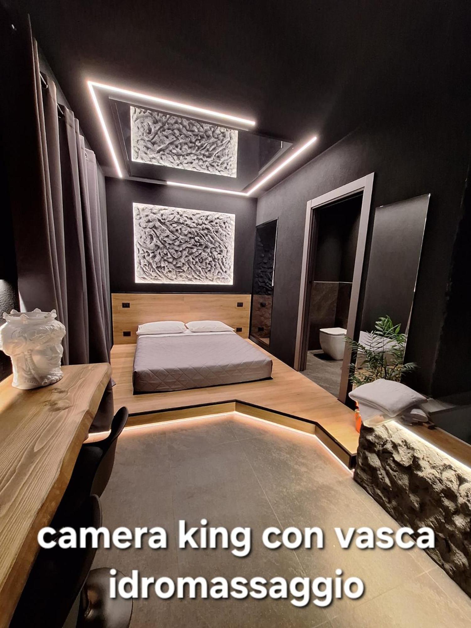 Dark & Light Rooms & Luxury Suites Катанія Екстер'єр фото