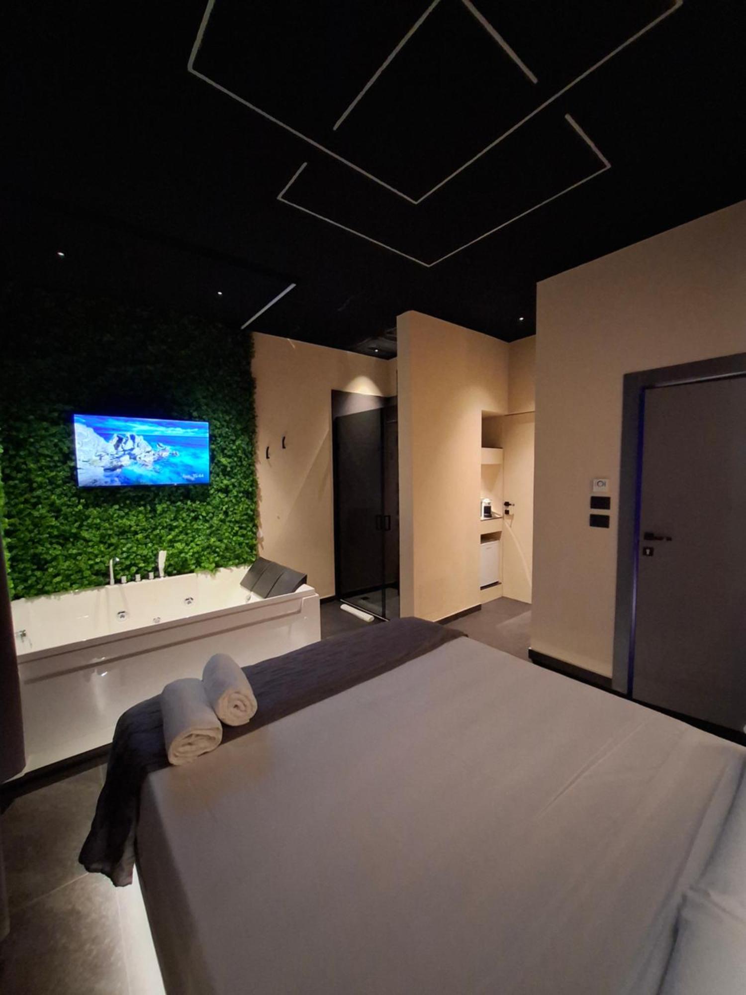 Dark & Light Rooms & Luxury Suites Катанія Екстер'єр фото